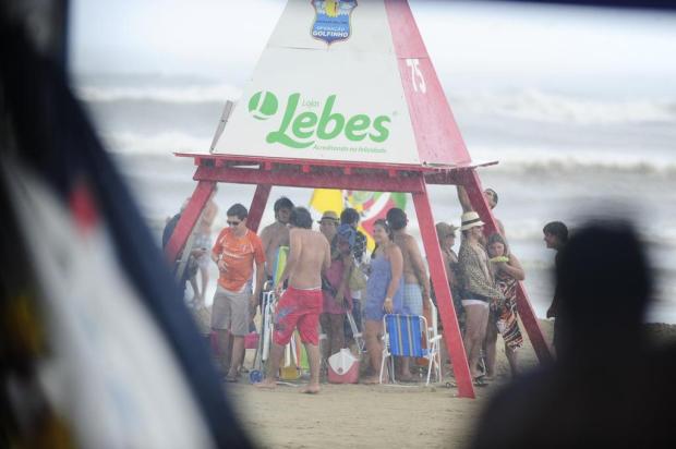 FOTO: Chuva surpreende veranistas que aproveitavam sexta-feira à beira-mar no Litoral Norte Félix Zucco/Agencia RBS FOTO: Chuva surpreende veranistas que aproveitavam sexta-feira à beira-mar no Litoral Norte Félix Zucco/Agencia RBS