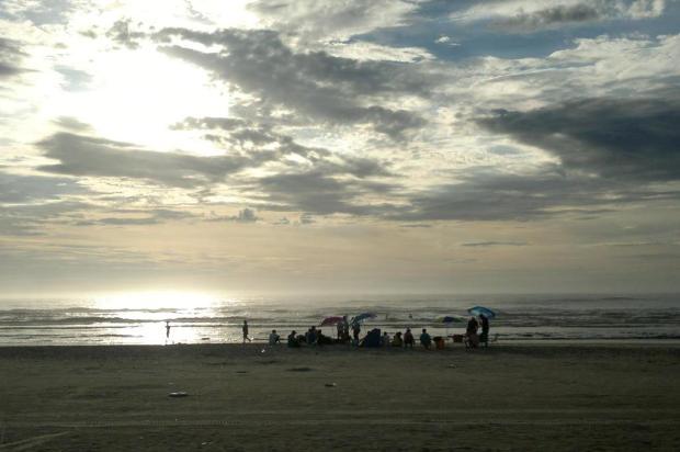 No Litoral Norte, é dia de torcer pelo sol contra a chuva no Gre-Nal do tempo André Mags/Agência RBS