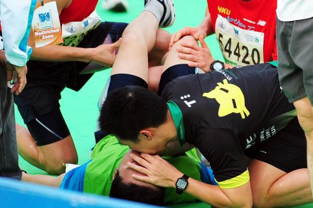 Corredor morre na linha de chegada da Maratona de Hong Kong LAURENT FIEVET/AFP