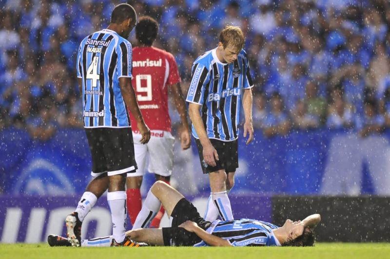 Em queda após falta, Mário Fernandes machucou o ombro e saiu de jogo ainda no primeiro tempo:imagem 4