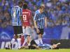 Em queda após falta, Mário Fernandes machucou o ombro e saiu de jogo ainda no primeiro tempo