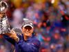 Tom Coughlin, técnico do Giants, ergue a taça de campeão do Super Bowl XLVI