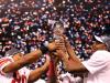 Victor Cruz (E) e Hakeem Nicks levantam o troféu Vince Lombardi após a vitória sobre o Patriots