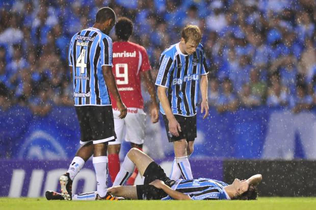 Médicos do Grêmio não descartam cirurgia no ombro de Mário Fernandes Diego Vara/