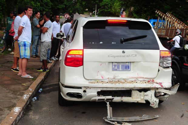 Chevettão vermelho colide com Porsche Cayenne GTS de Marcelo Moreno 12992639