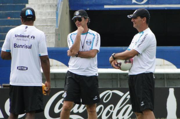 Para reforçar a defesa, Caio Jr. pede dois zagueiros experientes no Grêmio Adriano de Carvalho/Agencia RBS Para reforçar a defesa, Caio Jr. pede dois zagueiros experientes no Grêmio Adriano de Carvalho/Agencia RBS