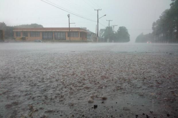 Após forte chuva, temperatura em Santa Rosa caiu 13 graus em menos de uma hora Deise Froelich/Agência RBS