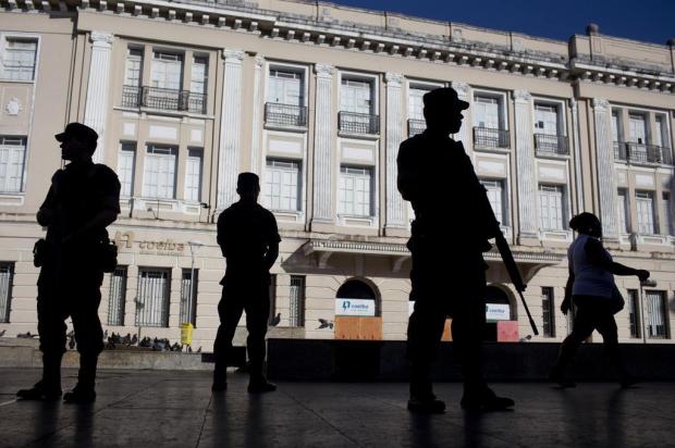 Empresários baianos pressionam pelo fim da greve da polícia militar Felipe Dana/AP