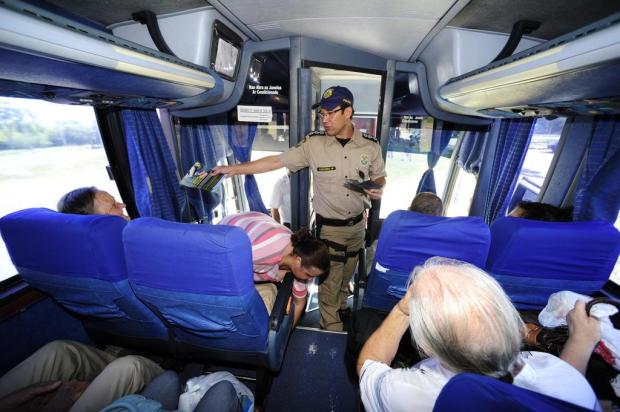 Apesar da obrigatoriedade, uso do cinto de segurança nos ônibus intermunicipais está longe de virar um hábito Ronaldo Bernardi/Agência RBS Apesar da obrigatoriedade, uso do cinto de segurança nos ônibus intermunicipais está longe de virar um hábito Ronaldo Bernardi/Agência RBS