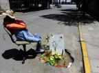 Moradores protestam contra cratera inundada com boneco que imita pescador em Canoas  Ronaldo Bernardi/Agencia RBS