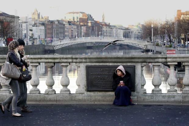Acuados por impostos e desemprego, irlandeses preferem deixar o país Peter Morrison/AP