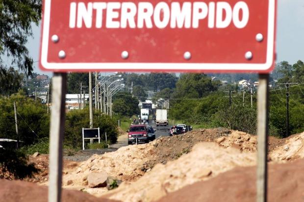 Estrada que iria interligar quatro municípios do Vale do Sinos segue inacabada depois de duas décadas Miro de Souza/Agencia RBS Estrada que iria interligar quatro municípios do Vale do Sinos segue inacabada depois de duas décadas Miro de Souza/Agencia RBS