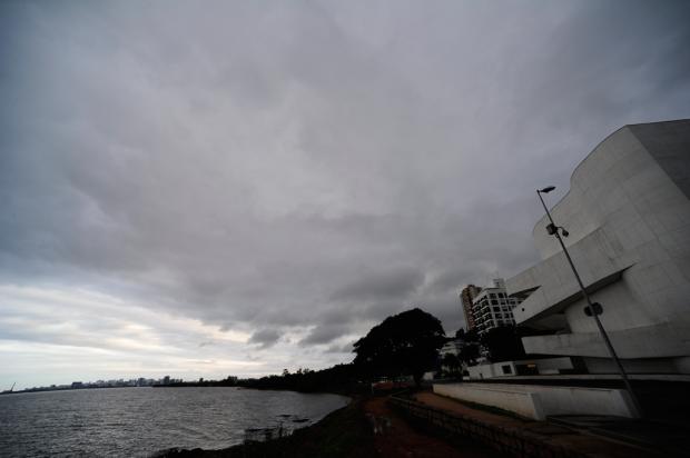 Chuva e massa de ar frio reduzem calor no RS Ronaldo Bernardi/ Chuva e massa de ar frio reduzem calor no RS Ronaldo Bernardi/