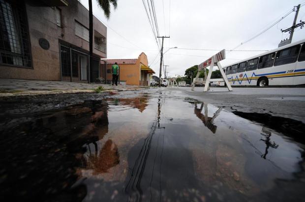 Vazamento atrapalha o trânsito na Avenida Oscar Pereira, em Porto Alegre Ronaldo Bernardi/Agencia RBS