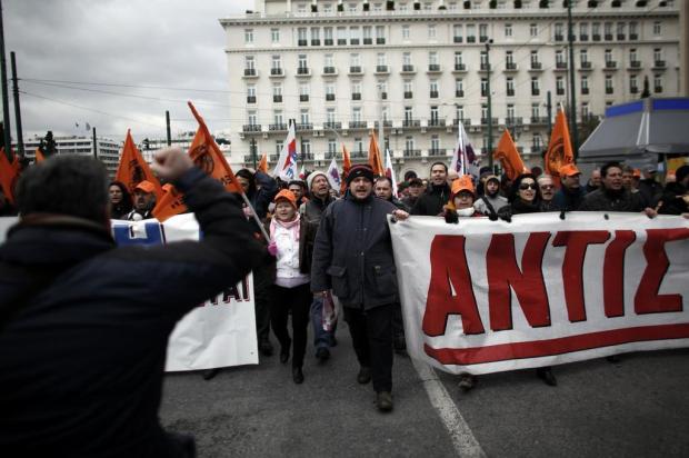 Sindicatos gregos convocam greve geral de 48h a partir de sexta Angelos Tzortzinis/AFP