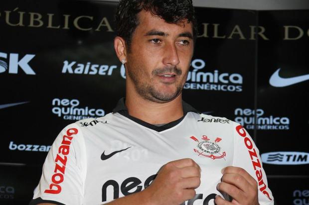 Douglas é apresentado no Corinthians: "A camisa 10 já tem dono" Eduardo Viana/Agência Lance Douglas é apresentado no Corinthians: "A camisa 10 já tem dono" Eduardo Viana/Agência Lance