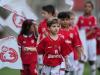 Crianças entram em campo no Estádio Beira-Rio antes do jogo entre Inter e Juan Aurich