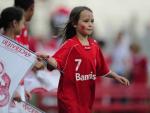 Crianças entram em campo no Beira-Rio