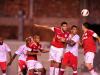 Jogadores disputam posse de bola no Beira-Rio