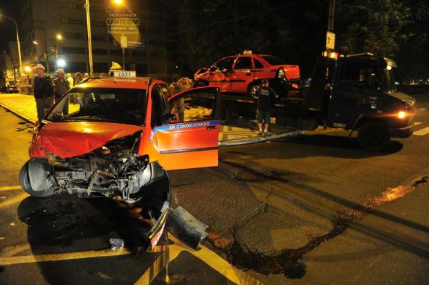 Acidente entre táxis deixa seis feridos em Porto Alegre Tadeu Vilani/Agencia RBS