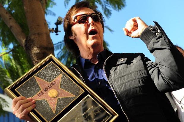 Paul McCartney é último Beatle a receber estrela na Calçada da Fama Frederic J. BROWN/AFP