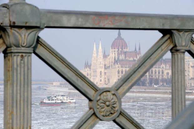 Frio congela o Danúbio e número de mortos na Europa chega a 590 Attila Kisbenedek/AFP Frio congela o Danúbio e número de mortos na Europa chega a 590 Attila Kisbenedek/AFP