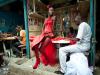 2º Lugar na categoria Arts and Entertainment Singles. Modelo posa em frente a barracas no centro de Dakar, no Senegal