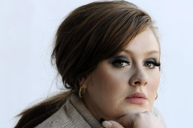 "É uma maneira grandiosa de voltar", diz Adele sobre apresentação no Grammy Chris Pizzello/AP