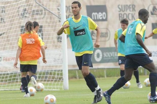 Técnico do Porto confirma transferência do volante Souza para o Grêmio Divulgação, Porto FC/