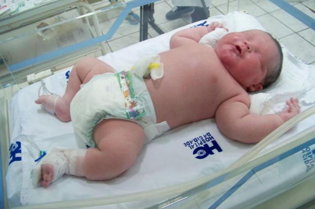 Mãe dá à luz bebê de mais de 6 kg em Passo Fundo Divulgação/Hospital da Cidade