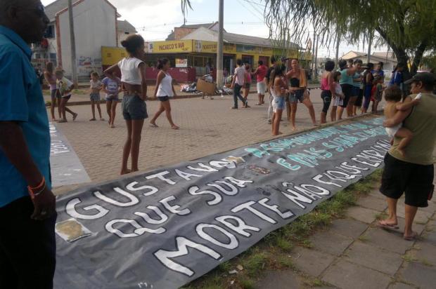 Manifestantes liberam a Rua Voluntários da Pátria, em Porto Alegre Carlos Macedo/Especial