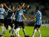 Três minutos depois, o zagueiro Naldo marcou seu primeiro gol pelo Grêmio após cobrança de escanteio