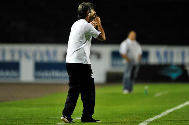 Caio Júnior acredita que goleada dará mais confiança aos jogadores do Grêmio Jefferson Botega/