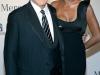 Em foto de 2006, Whitney Houston posa com o famoso produtor musical Clive Davis