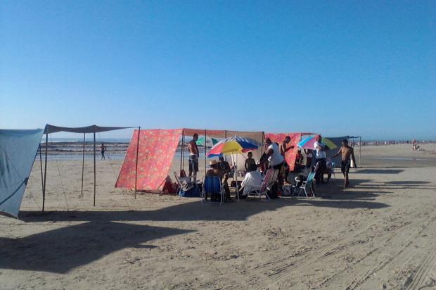 Turistas de Rio Pardo aproveitam domingo de sol e calor em Capão da Canoa Alexandra Freitas / Turistas de Rio Pardo aproveitam domingo de sol e calor em Capão da Canoa Alexandra Freitas /