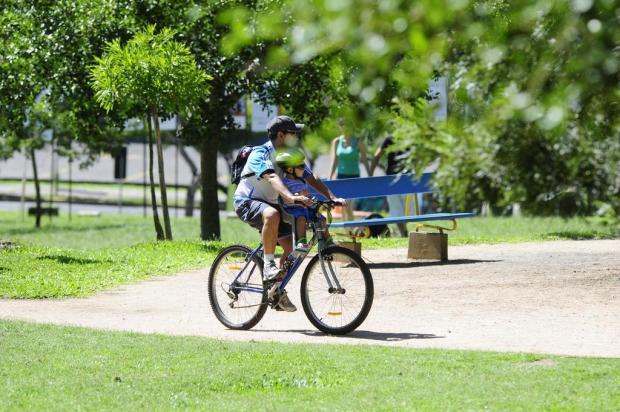 Com domingo de sol, porto-alegrenses aproveitam praças e parques Ronaldo Bernardi/Agencia RBS Com domingo de sol, porto-alegrenses aproveitam praças e parques Ronaldo Bernardi/Agencia RBS