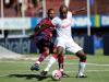 Lateral Kleber, do Inter, em dividida com jogador do Caxias