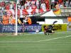 O goleiro Paulo Sérgio não alcança o chute de Dagoberto e é o segundo gol colorado da partida