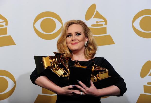 Em noite de homenagens, Adele fatura seis Grammy e iguala recorde de Beyoncé FREDERIC J. BROWN/AFP