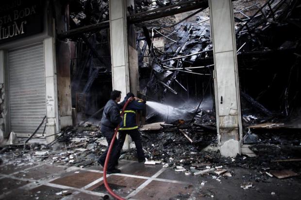 Comoção em Atenas com danos provocados pela violência  Angelos Tzortzinis/AFP