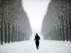 Em meio ao frio intenso que atinge a Europa, na segunda-feira, 13 de fevereiro, um esportista corria em um parque de Kassel, na Alemanha