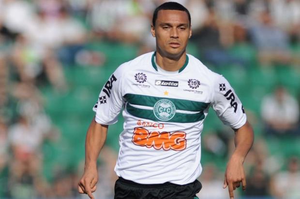 Pelaipe segue em busca de zagueiro experiente e descarta Emerson e Polga Alvarélio Kurossu /