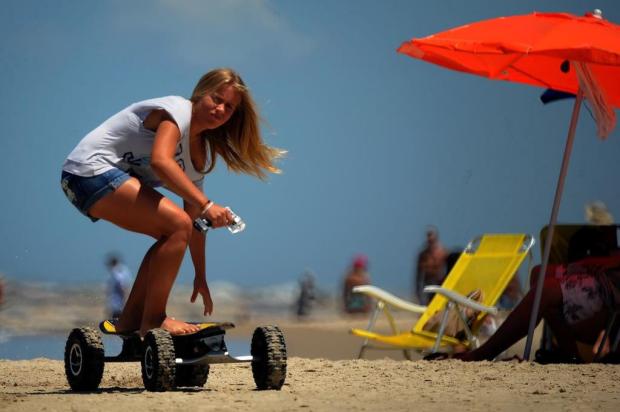 Skate elétrico vira moda e ganha as ruas e praias do Litoral Norte Mauro Vieira/Agencia RBS
