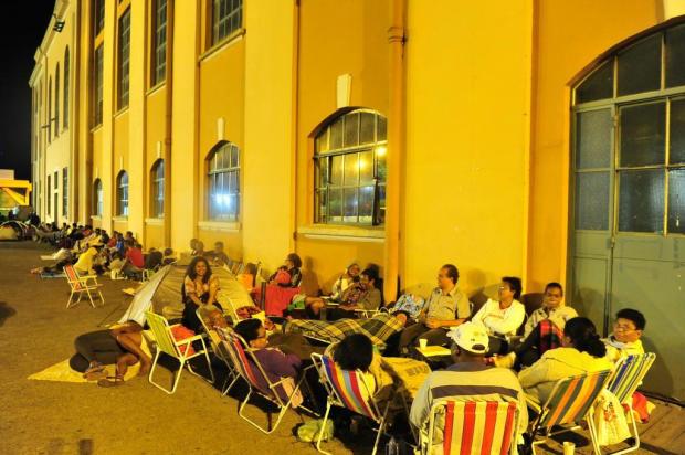 Foliões porto-alegrenses formam fila na madrugada para garantir ingresso no Porto Seco Tadeu Vilani/Agencia RBS Foliões porto-alegrenses formam fila na madrugada para garantir ingresso no Porto Seco Tadeu Vilani/Agencia RBS