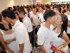 Recém-casados se beijam em um casamento em massa promovido nas Filipinas