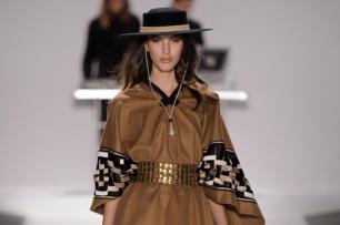Estilista Carlos Miele se inspira nas gaúchas e leva a vestimenta do RS à semana de moda de Nova York Carlos Miele/Divulgação Estilista Carlos Miele se inspira nas gaúchas e leva a vestimenta do RS à semana de moda de Nova York Carlos Miele/Divulgação