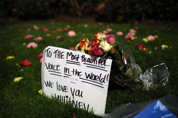 Investigação pedirá histórico médico de Whitney Houston David McNew/AFP Investigação pedirá histórico médico de Whitney Houston David McNew/AFP