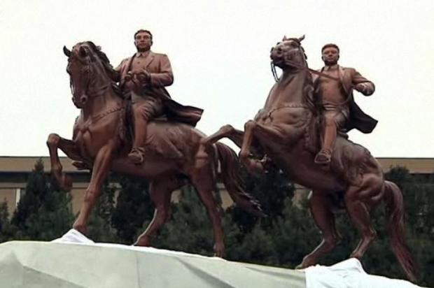 FOTO: Coreia do Norte inaugura estátua gigante de Kim Jong-il KCNA via KNS/AFP