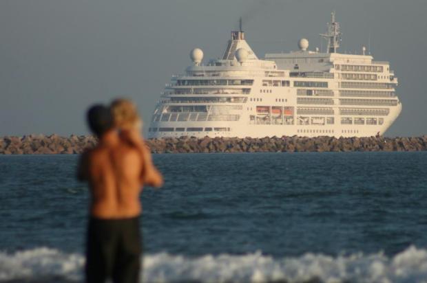 Travessia de transatlânticos chamam a atenção de veranistas no litoral sul gaúcho Márcio Gandra/Especial
