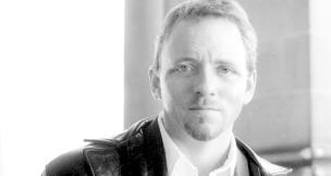 "Não fico obcecado pelos dilemas", revela Dennis Lehane sobre os aspectos marcantes de suas obras (Ver Descrição/Ver Descrição)